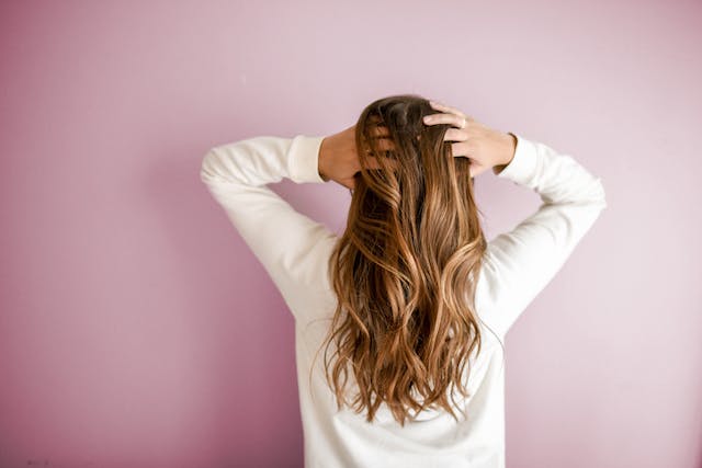 Sveikų plaukų paslaptys: efektyviausi šampūnai nuo plaukų slinkimo
