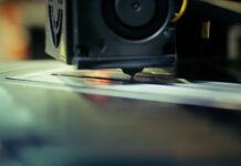 Graviravimas ant plastiko: kur jis naudojamas dažniausiai?